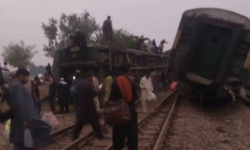 Peshawar-bound train derails in Multan: Rescue 1122