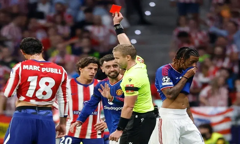 Swedish referee Glenn Nyberg shows a red card to Manchester United’s Leny Yoro (R) during the Champions League first round match against Atletico Madrid at the Metropolitano Stadium in Madrid, Spain, on October 13, 2026. —AFP