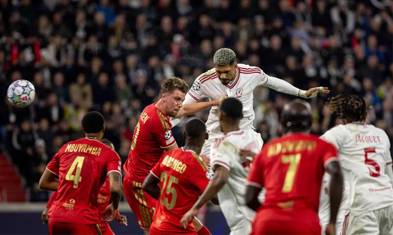  LINZ: Liverpool&rsquo;s Ronald Araujo (C) heads to score during the match against LASK.&mdash;AFP 