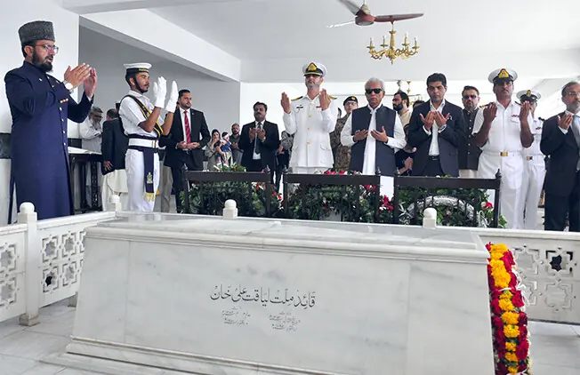 Governor Nehal Hashmi offers fateha, alongside others, at the grave of Liaquat Ali Khan.—Online