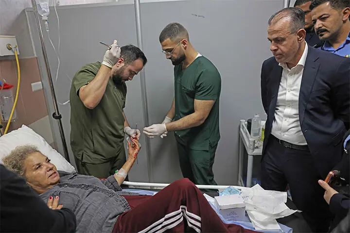 Allam Al-Saqqa (right), Director General of the Palestinian Authority’s Civil Police, visits American freelance photojournalist Heidi Levine at a hospital in the Israeli-occupied city of Ramallah.—AFP