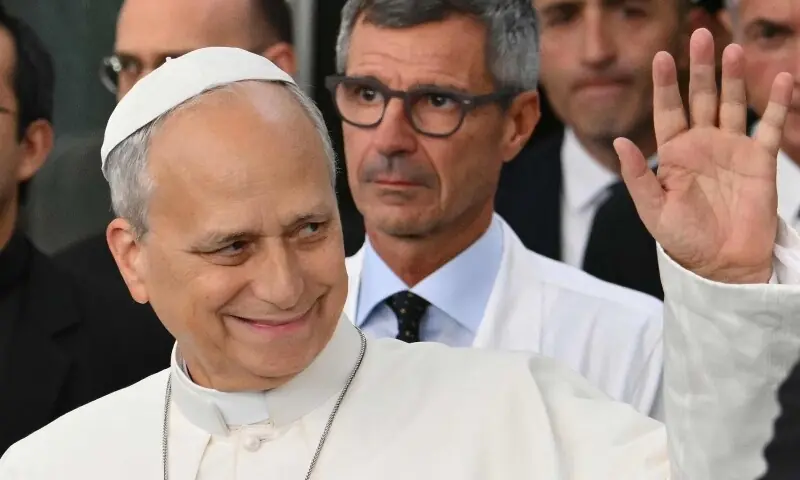 Smiling pope returns to Vatican after cancer surgery