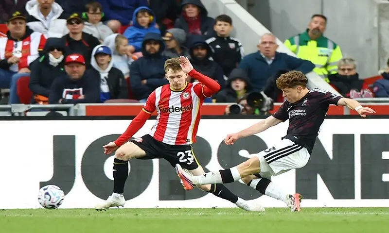 Liverpool’s Victor Munoz (R) shoots to score against Brentford during their Premier League match at the GTech Community Stadium in London on October 17, 2026.— Reuters