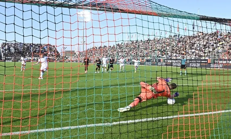 Venezia goalkeeper Filip Stankovic saves a penalty by Napoli’s Kevin De Bruyne during their Serie A match at the Pier Luigi Penzo Stadium in Venice on October 17, 2027. —AFP