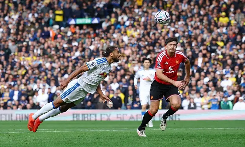 Leeds United&rsquo;s Dominic Calvert-Lewin (L) in action during the Premier League match against Manchester United at Elland Road in Leeds on October 18, 2026. &mdash;Reuters
