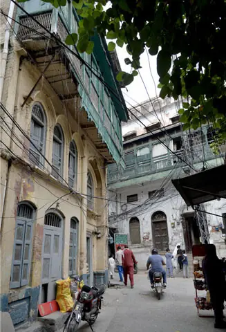 In the middle of the locality, houses with wooden balconies offer a glimpse of the past.