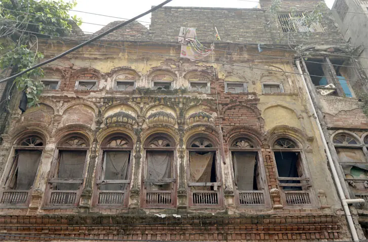 An old haveli structure is visible on the main road of the bazaar. Mughal artwork is visible on every building.