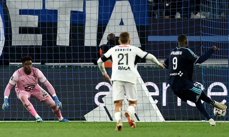 Paris FC’s Lassine Sinayoko (R) shoots to score from the penalty spot during the Ligue 1 match against Rennes at the Jean-Bouin Stadium in Paris on October 18, 2026. —AFP