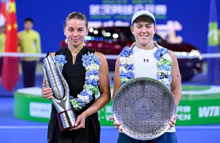 POLAND’S Maja Chwalinska (L) and runner-up Britain’s Sonay Kartal pose for a photograph after the Wuhan Open final on Sunday.—AFP
