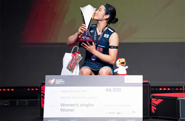 SOUTH Korea’s An Se Young kisses the Denmark Open trophy after defeating Akane Yamaguchi of Japan in the final at the Arena Fyn.—AFP