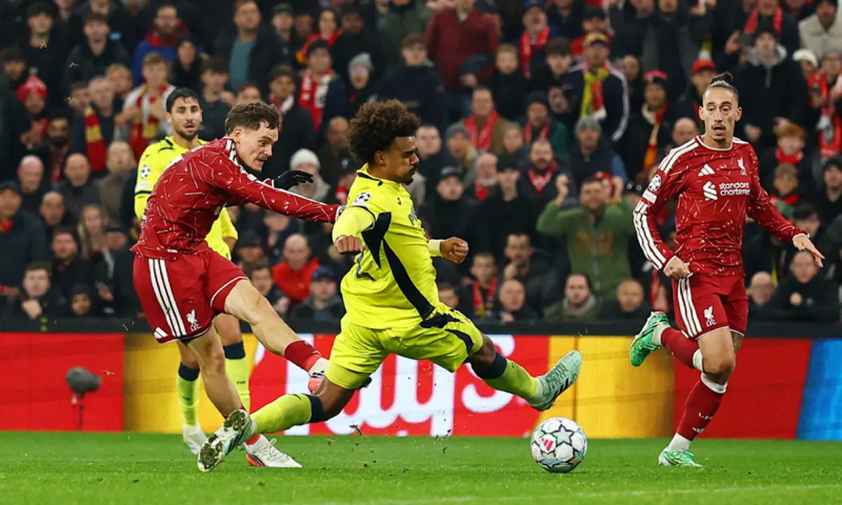  LIVERPOOL: Florian Wirtz (L) of Liverpool shoots to score against Villarreal during their first-round match at Anfield.&mdash;Reuters 