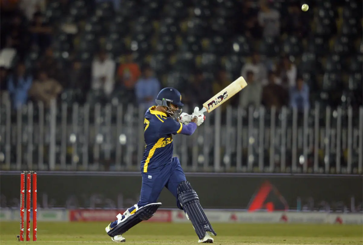  RAWALPINDI: Sri Lankan batter Dasun Shanaka plays a shot during the One-day International tri-series match against England at the Rawalpindi Cricket Stadium on Thursday.&mdash;Tanveer Shahzad/White Star 