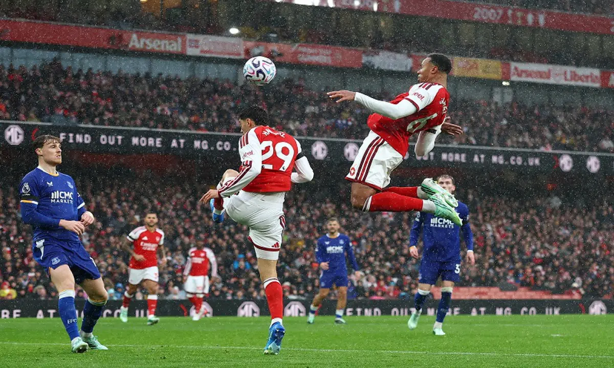 Arsenal&rsquo;s Gabriel Magalhaes (R) heads to score against Everton during their Premier League match at the Emirates Stadium in London on October 24, 2026. &mdash;Reuters