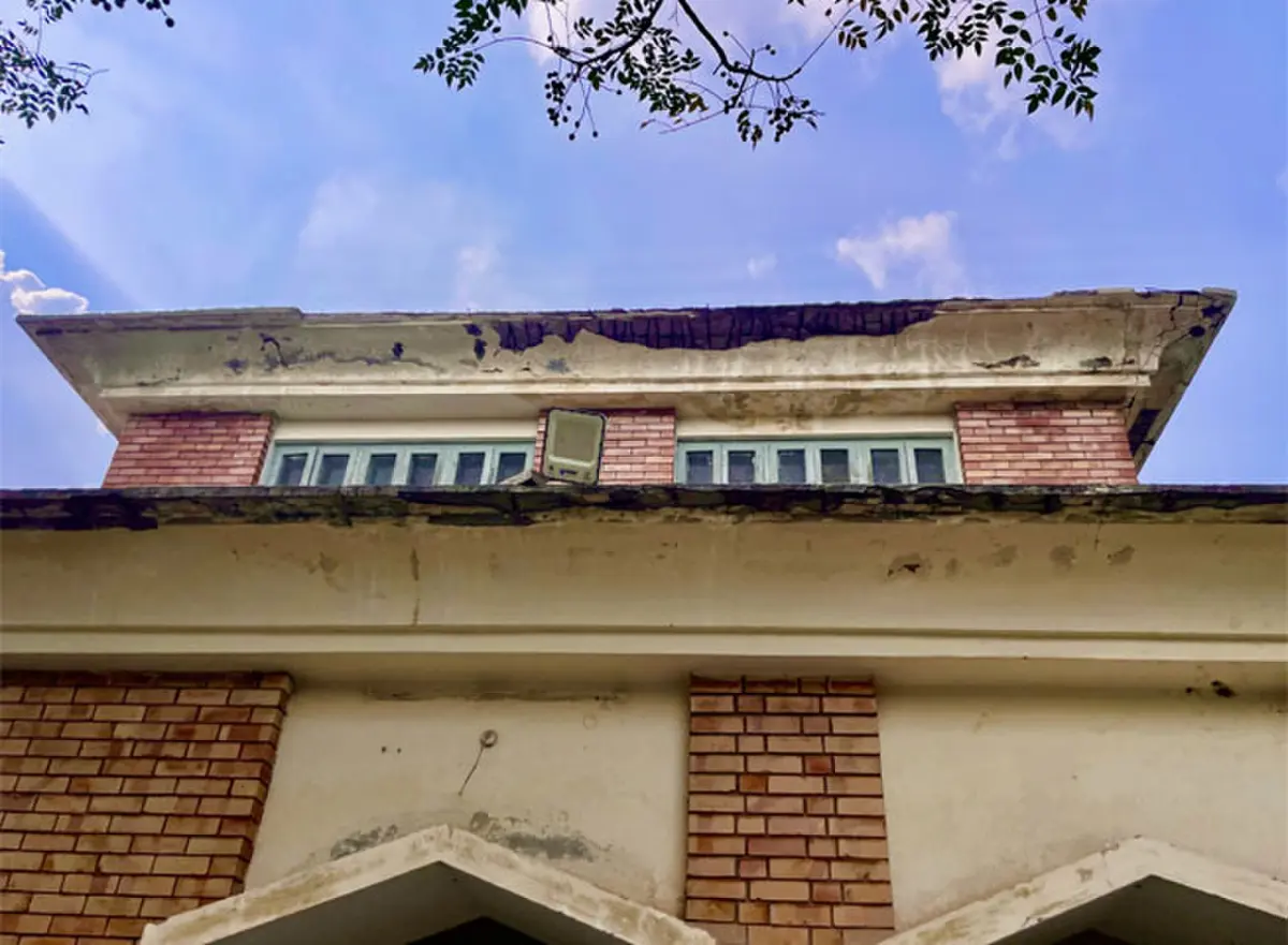   The damaged parapet of the roof of the library building in need of urgent repair. &mdash; Photos by the writer  