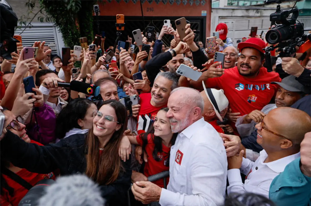   President Luiz Inacio Lula da Silva greets supporters outside a polling station during the presidential runoff election in Sao Bernardo do Campo.&mdash;Reuters  
