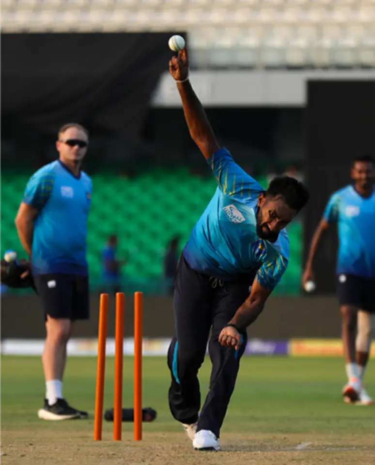  LAHORE: Sri Lankan pacer Eshan Malinga bowls during a net practice session at the Gaddafi Stadium on Monday.—Courtesy PCB 