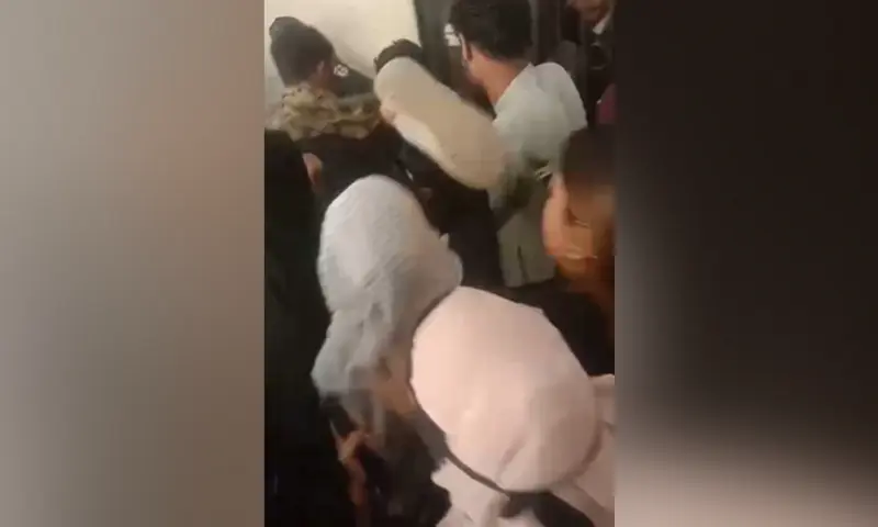 Suspect accused of luring women to farmhouse for job interviews, stealing their phones beaten with slippers during court appearance in Karachi