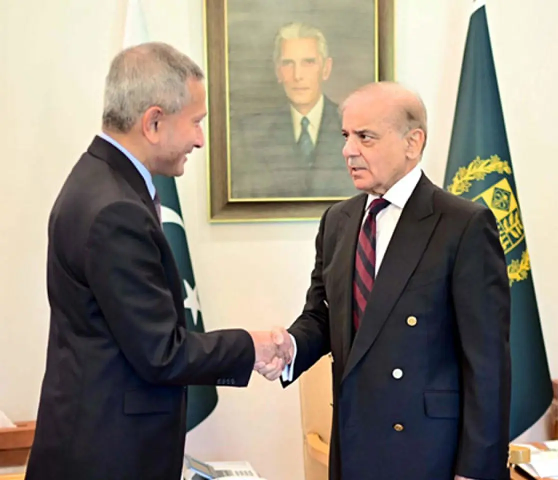 Singaporean Foreign Minister Dr Vivian Balakrishnan calls on PM Shehbaz Sharif.—PPI