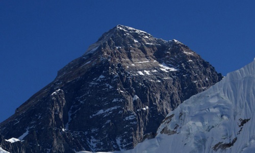 First Saudi woman scales Mount Everest