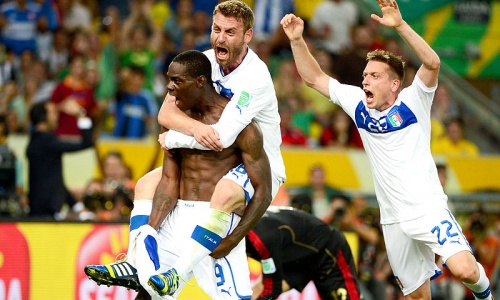 Italy's forward Mario Balotelli (L) celebrates with teammates Daniele De Rossi (C) and Emanuele Giaccherini after scoring against Mexico. -Photo by AFP