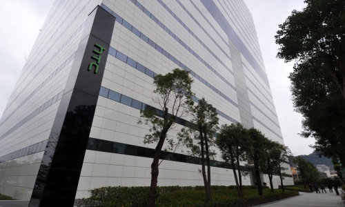 HTC execs detained over leaked trade secrets; shares tumble