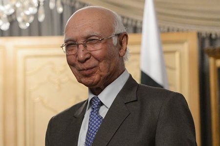 Indian HC, Sartaj Aziz discuss Nawaz, Singh meeting