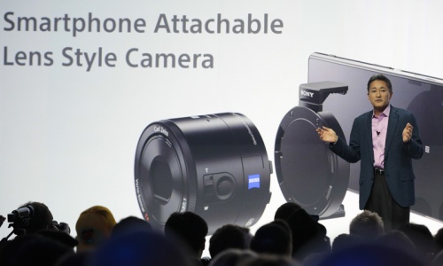 Sony launches camera phone with add-on lenses