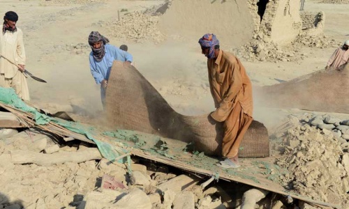 Two relief helicopters attacked; Balochistan quake toll rises to 359