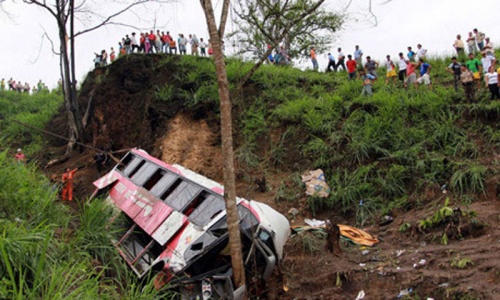 Minibus crash kills 20 in northern India