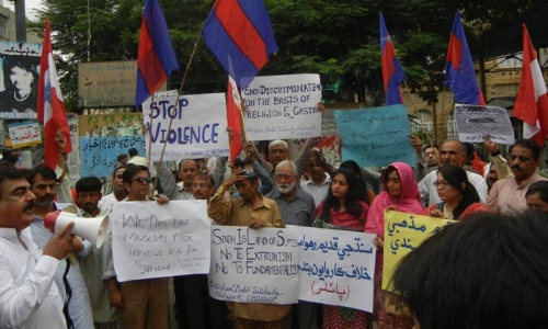 Activists protest against desecration of Hindu grave in Sindh