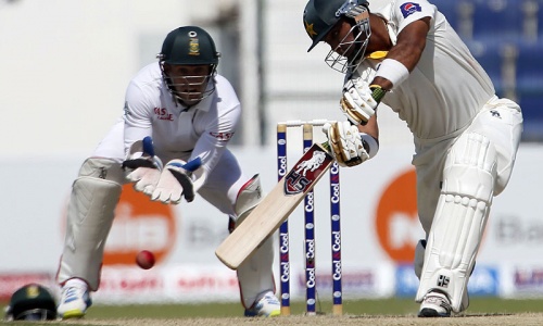 Pakistan in front after Manzoor century