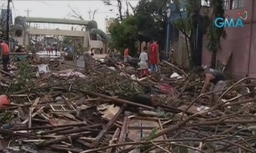 Philippines struggles to help desperate typhoon victims