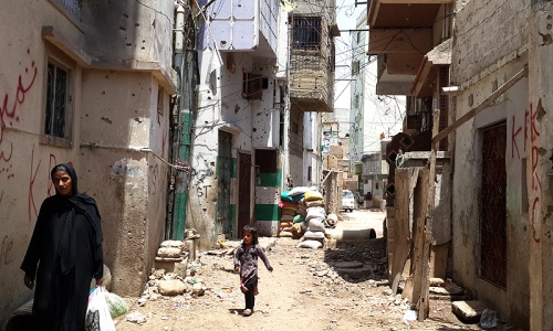 Lyari turf war forces families to seek safe places