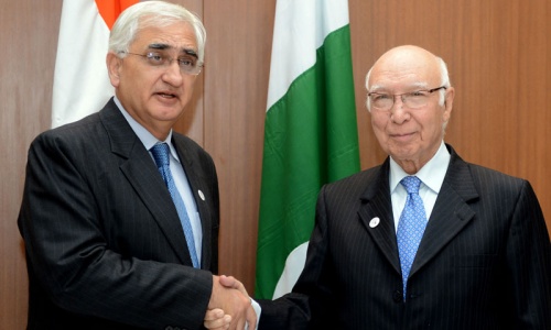 Aziz, Khurshid review Pakistan-India ties Aziz, Khurshid review Pakistan-India ties