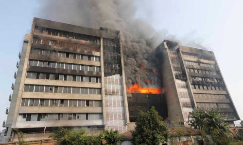 Huge Bangladesh fire destroys key garments factory