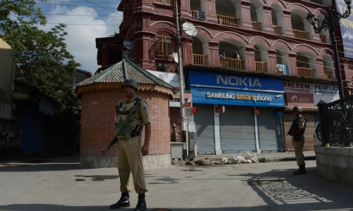Suspected militants kill police officer near Srinagar
