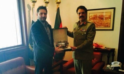Army chief awards souvenir to Afridi
