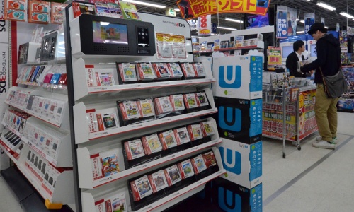 Nintendo boss to cut pay in half after profit dive