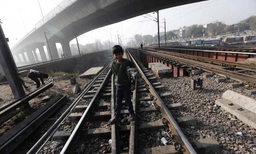 For India's railway children, a dangerous life by the tracks