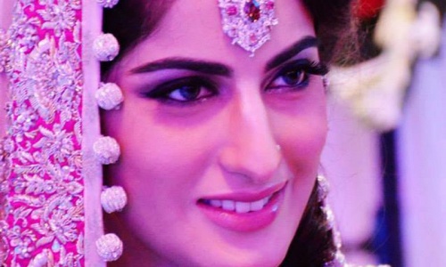 Actress Sana Khan dies in car crash, husband critically injured