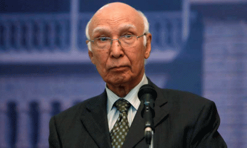 Sartaj Aziz heads to London for Pak-UK dialogue: FO