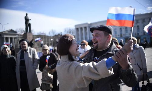 EU and US impose sanctions after Crimea vote
