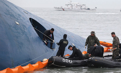 Fears grow for hundreds missing in S. Korea ferry capsize