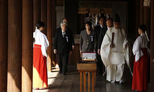 Japanese lawmakers visit war shrine on eve of Obama trip