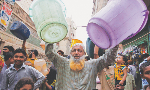 Karachi residents brave water shortage Karachi residents brave water shortage