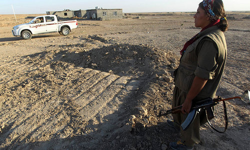 Kurdish female fighters face jihadists in Iraq's north