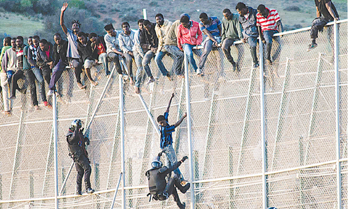 Hundreds of migrants storm Morocco-Spain border Hundreds of migrants storm Morocco-Spain border
