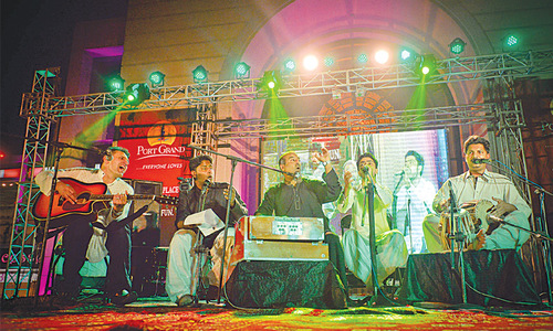 Artist on world tour for peace holds concert