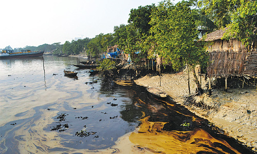 BD begins oil clean-up with sponges and sacks