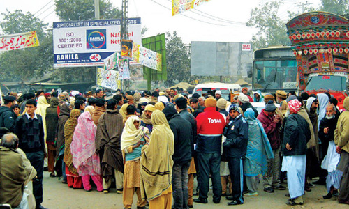 &lsquo;Travel agent&rsquo; flees with 3,000 passports, Rs270m; affectees protest